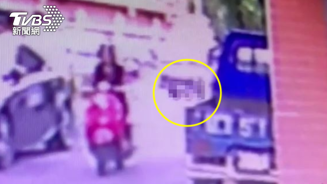大貨車疑似因視線死角,沒注意到婦人才會發生碰撞。(圖/TVBS)