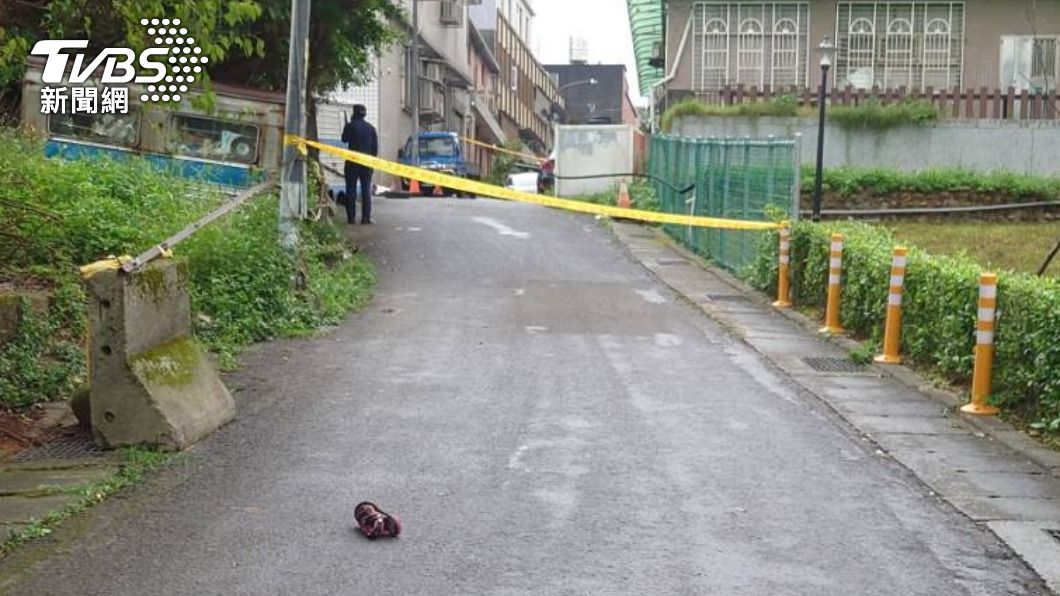 婦人遭撞後還被拖行,當場死亡。(圖/TVBS)