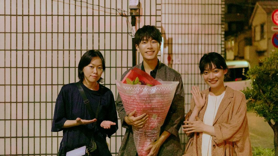 韋禮安（中）新歌MV與日本導演瀨田夏樹（左）、演員三浦透子合作。（圖／The Orchard提供）