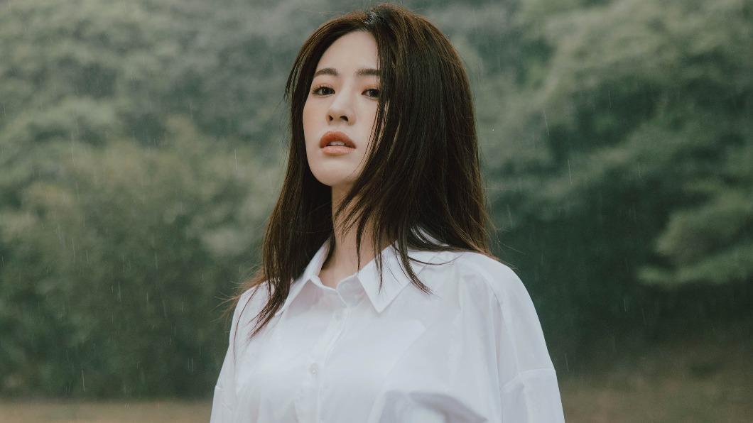 張語噥在湖中拍MV，透露衣服全濕變透明。（圖／上城娛樂提供）