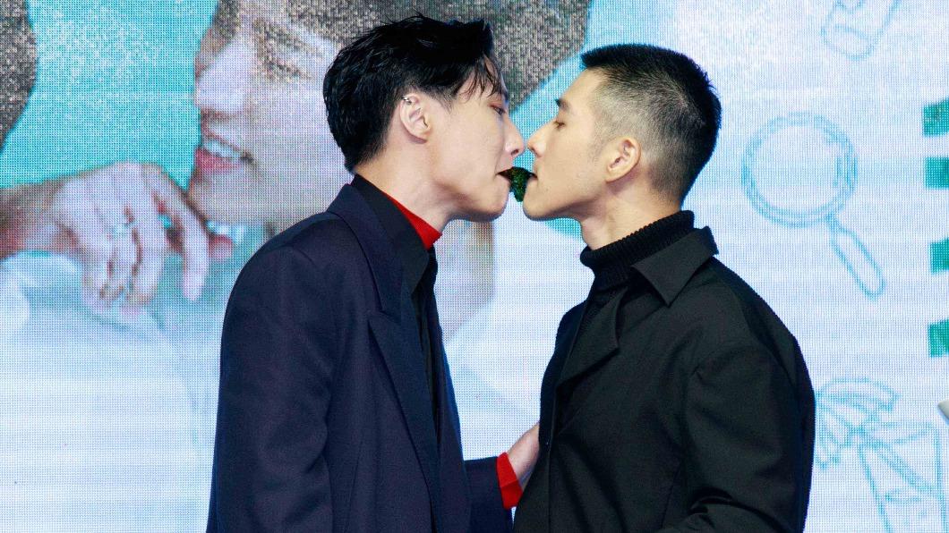 吳岳擎、余晉偷牽手看首映 台上「嘴對嘴」閃瞎眾人