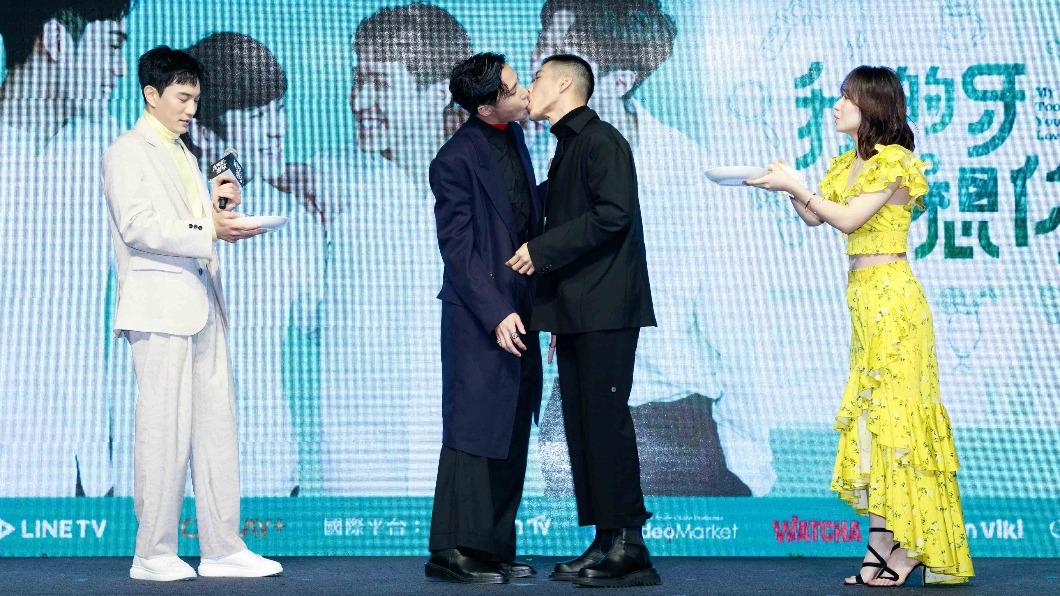 余晉（左二）、吳岳擎親密互動玩遊戲。（圖／結果娛樂提供）