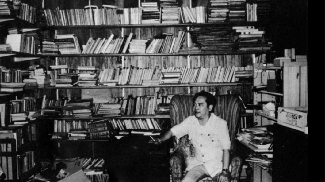 胡金銓與眾多藏書。(圖/華映提供)