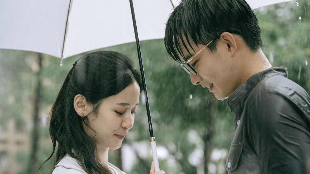 袁子芸(左)、張庭瑚《你在我心上》唯美淋雨戲。(圖/甲上提供)