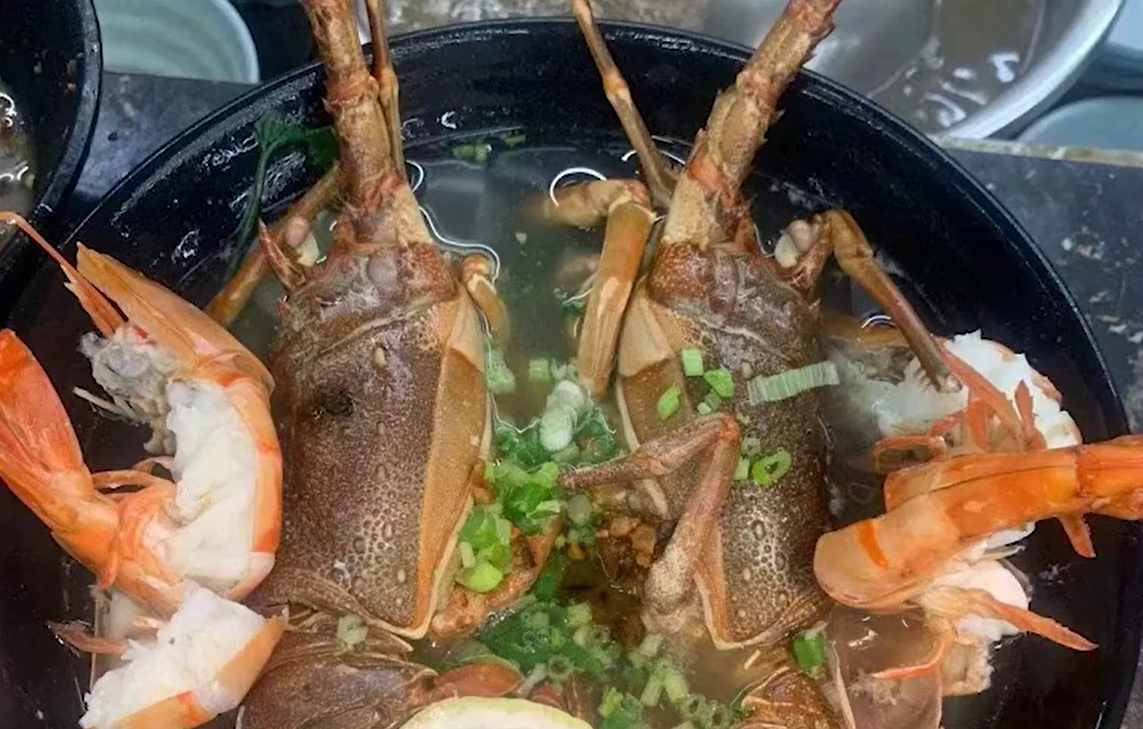 湯粿條裡滿滿海鮮配料。（圖／翻攝自微博）