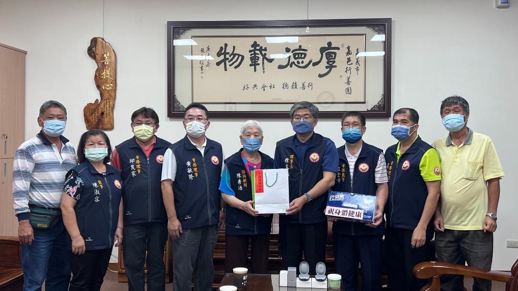嘉邑行善團致贈助聽器感謝行善教師陳秀治（左五）。（圖／翻攝自嘉義市嘉邑行善團官網臉書）