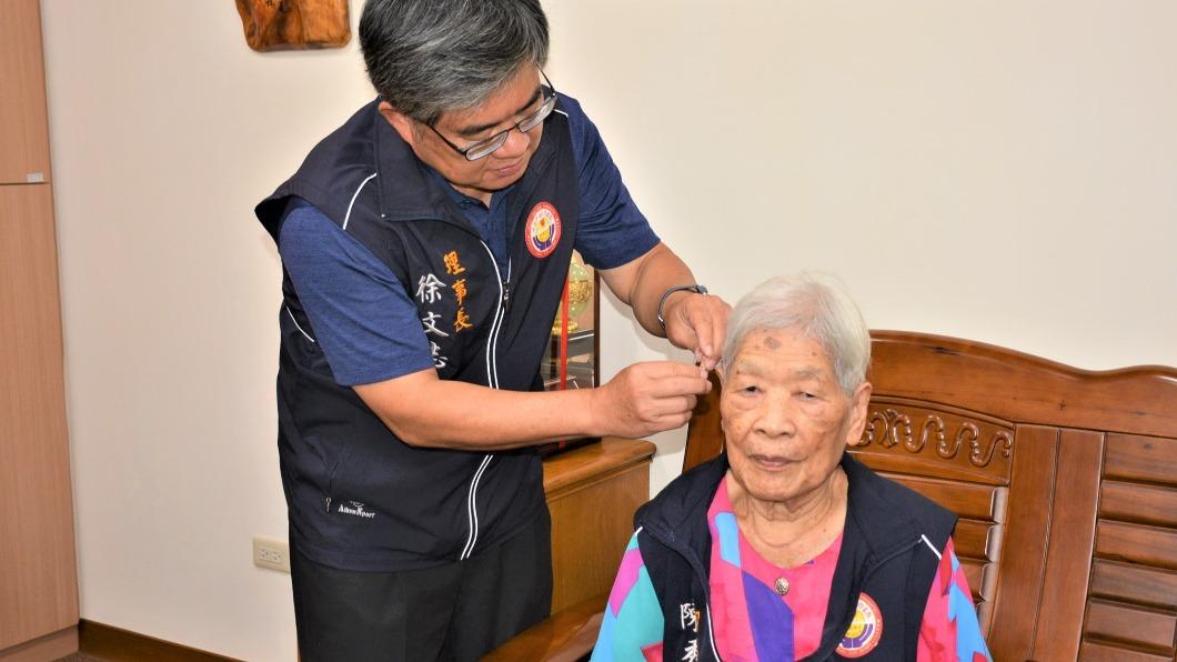 陳秀治老師(右)長年受耳疾之苦,故徐文志理事長(左)致贈助聽器以表尊敬及感恩。(圖/翻攝自嘉義市嘉邑行善團官網臉書)