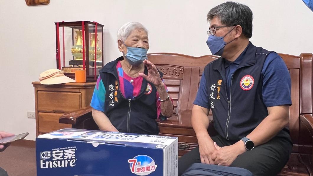 徐文志理事長感謝陳秀治老師一生熱心公益。(圖/翻攝自嘉義市嘉邑行善團官網臉書)