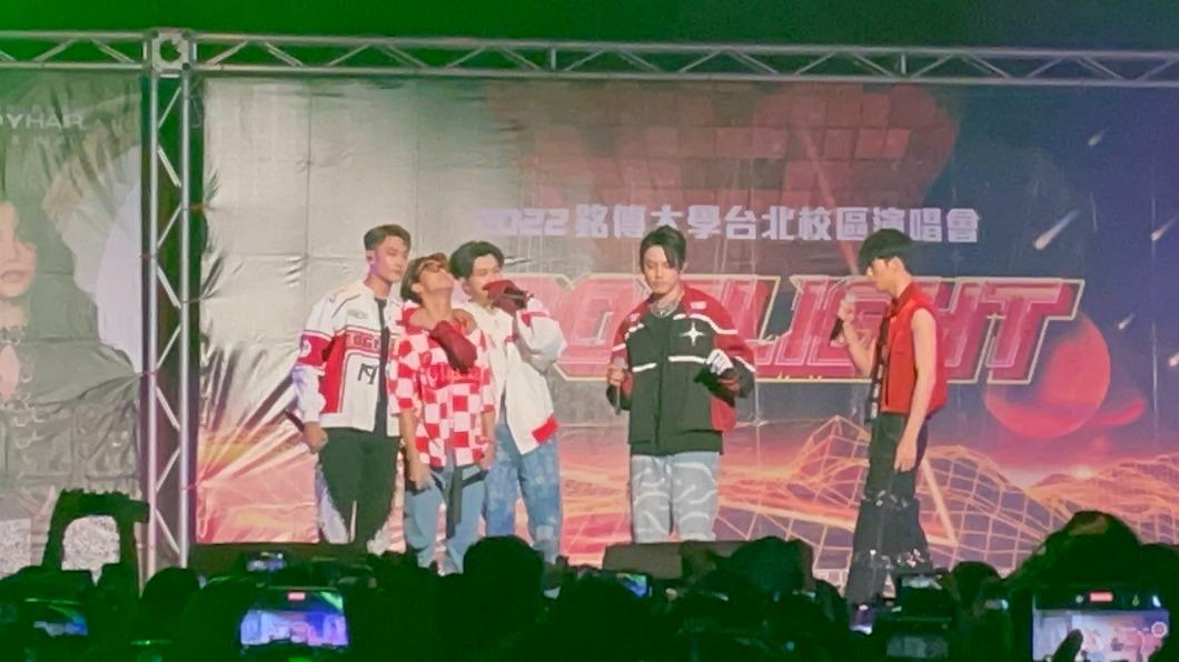 團員們抱著小孩(左二)。(圖/讀者提供)