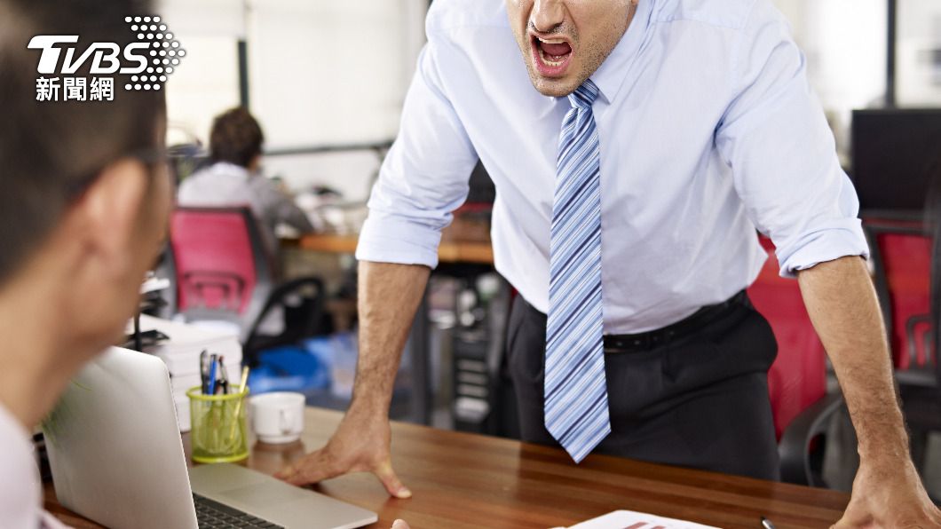 除了比中指,爆粗口說髒話也有同樣效果。(示意圖/shutterstock達志影像)