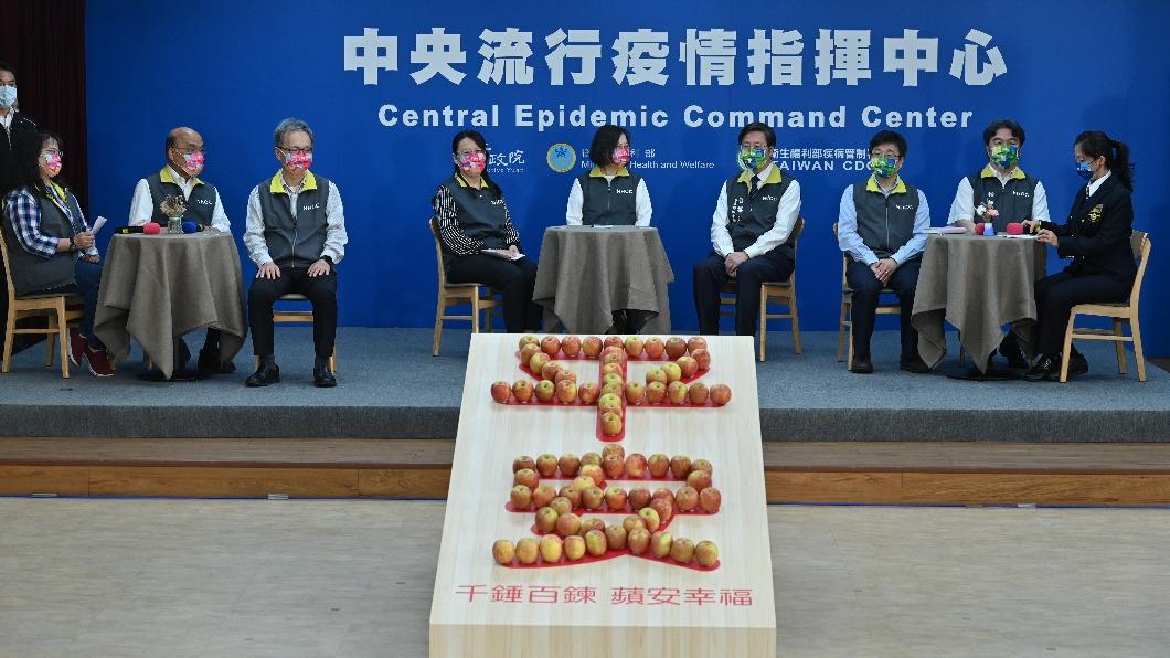 總統蔡英文、行政院長蘇貞昌出席COVID-19防疫1000天「千錘百鍊 蘋安幸福」活動。（圖／指揮中心提供）