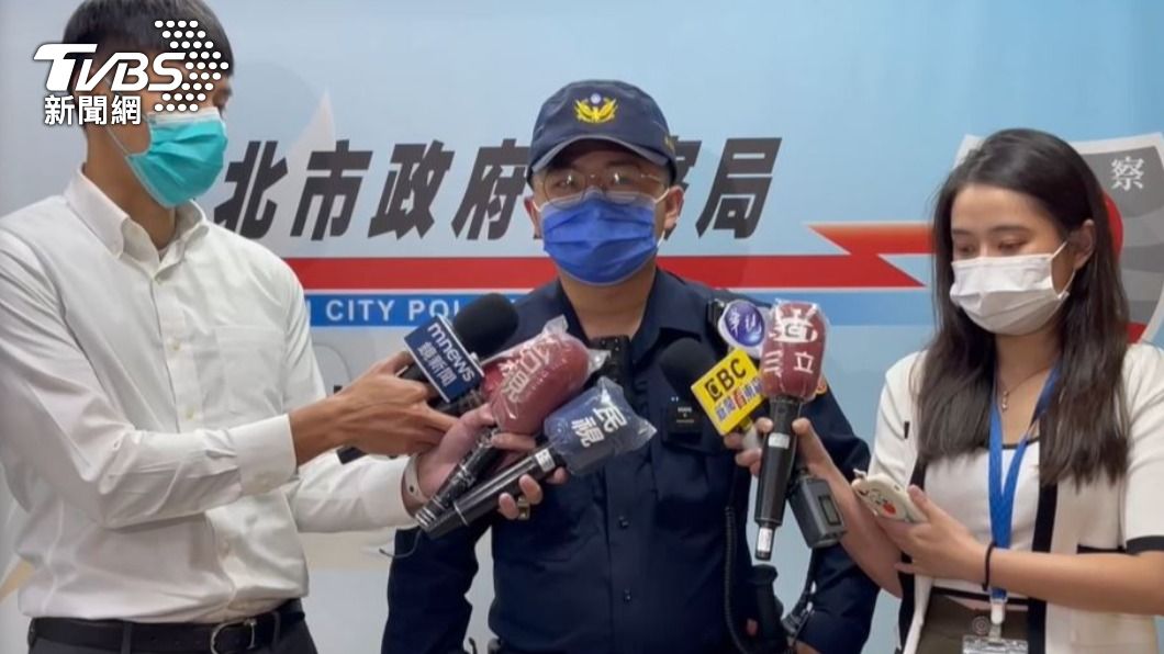 鳳鳴派出所員警陳軒宏當天前往男網友住家替他叫救護車,這時昏昏沉沉的他講出女大生住家地址和姓名,才讓陳軒宏驚覺有問題。(圖/TVBS)