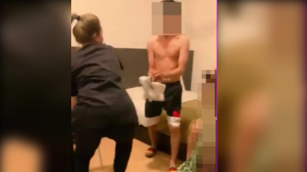 男子被抓包時還半裸著上身,床上的陌生女子也沒穿衣服。(圖/翻攝自《星洲網》)