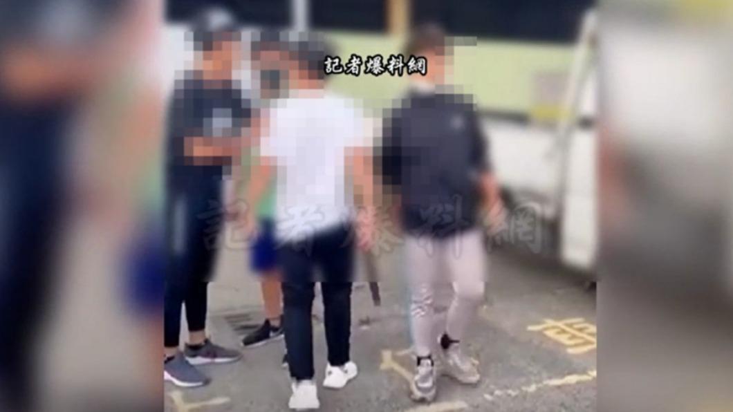 主call少年亮西瓜刀。(圖/翻攝自記者爆料網)