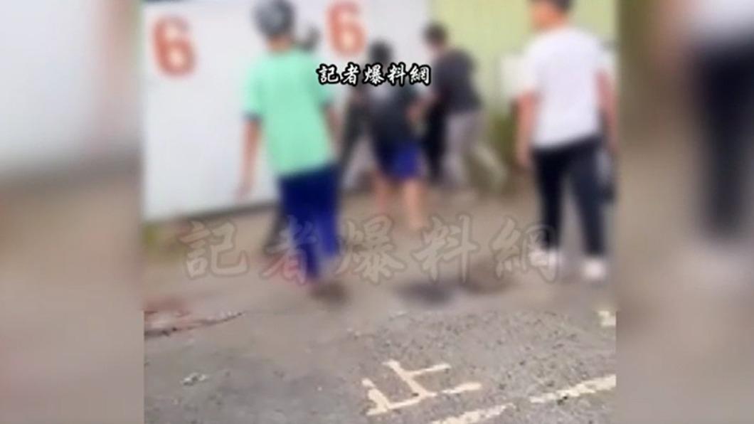 一群人湧上前對被害少年拳打腳踢。(圖/翻攝自記者爆料網)