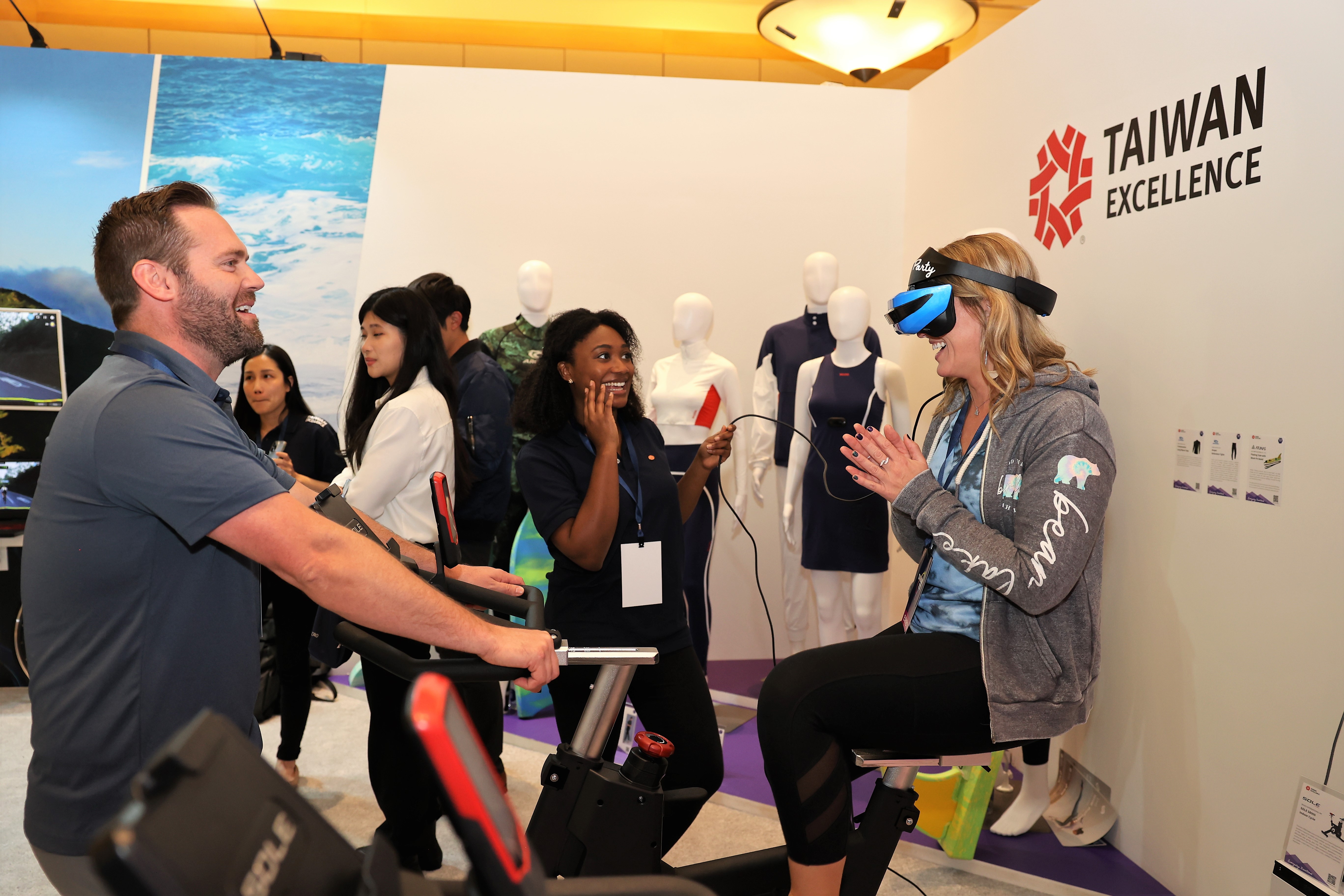 美國民眾騎乘岱宇SOLE Fitness飛輪，戴上VR眼鏡俯瞰台灣美景。（圖／貿協提供）