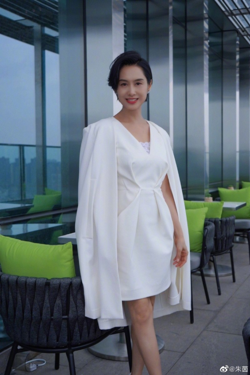 朱茵即使已經50歲,仍保有凍齡美貌。(圖/翻攝自微博)