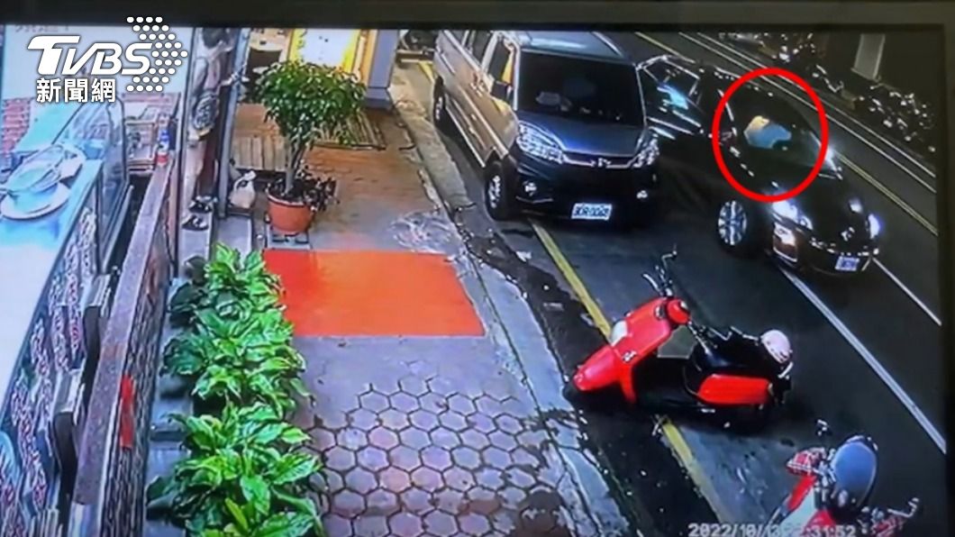 嘉義獵車手?愛車沒熄火遭毒蟲當街開走 車主開門爆扭打