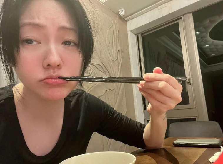 小S之前在IG上發文表示自己煮得「香菇蒸飯」太好吃,讓她難以減肥。(圖/翻攝自小S IG)