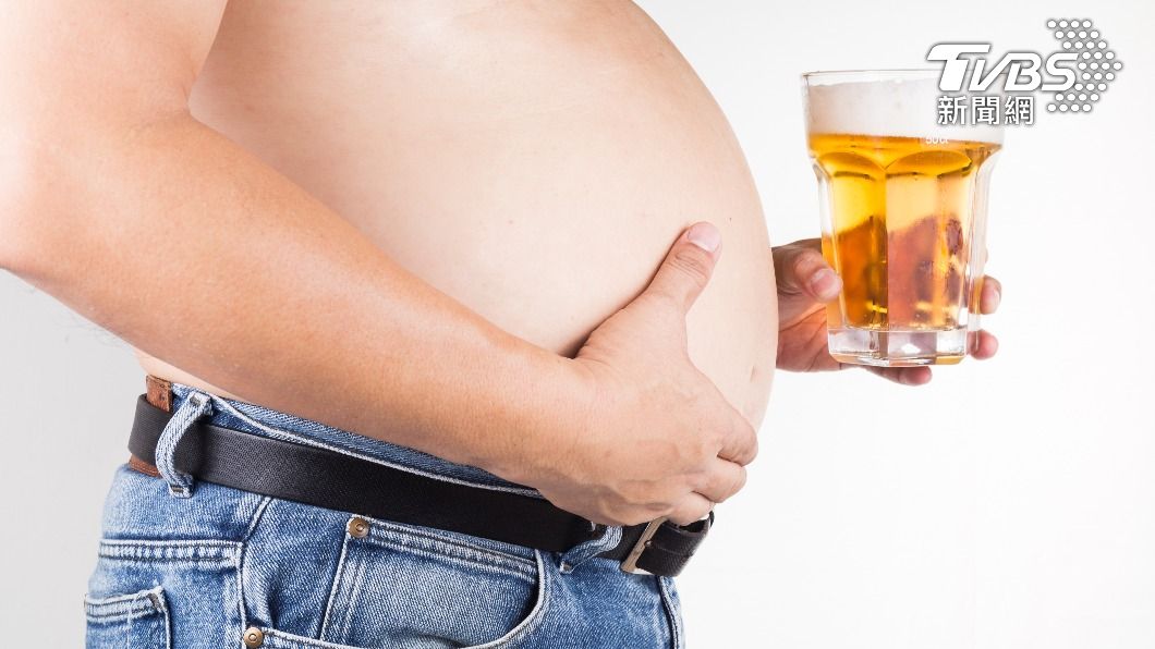 喝酒過量恐造成啤酒肚。(示意圖,非當事人/shutterstock達志影像)