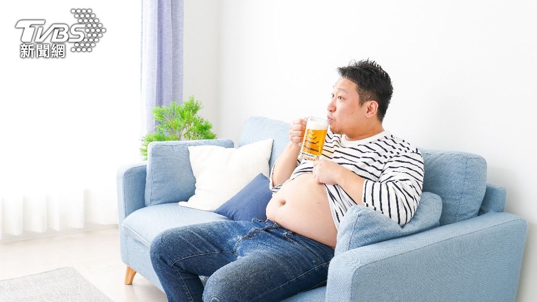 「啤酒肚」常出現在喝酒過量、飲食重鹹的重口味者。（示意圖，非當事人／shutterstock達志影像）