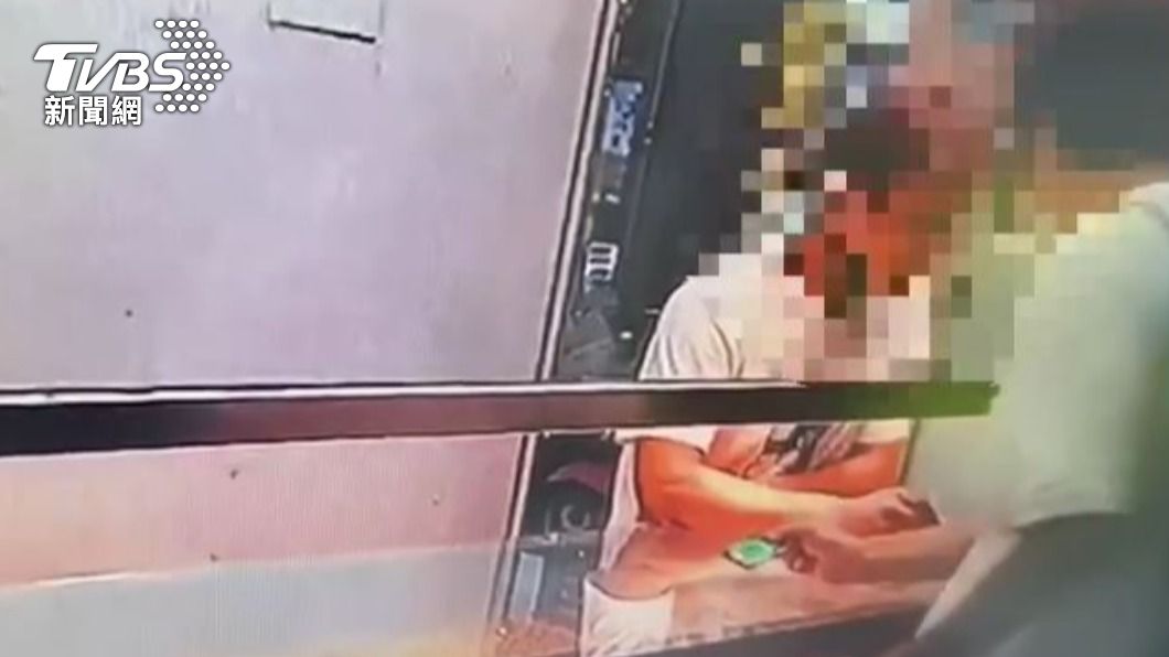 男子盜刷2萬3000多元後,物流車司機手機馬上收到刷卡通知,隨即前往報案。(圖/TVBS)
