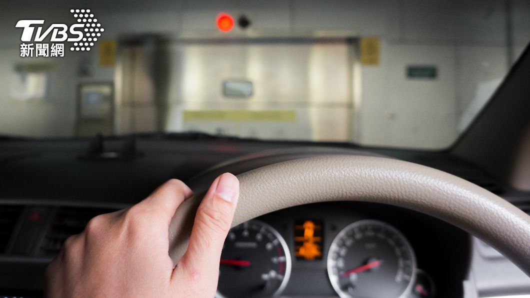 該名婦女誤把車用電梯當成停車格。（示意圖／shutterstock達志影像）