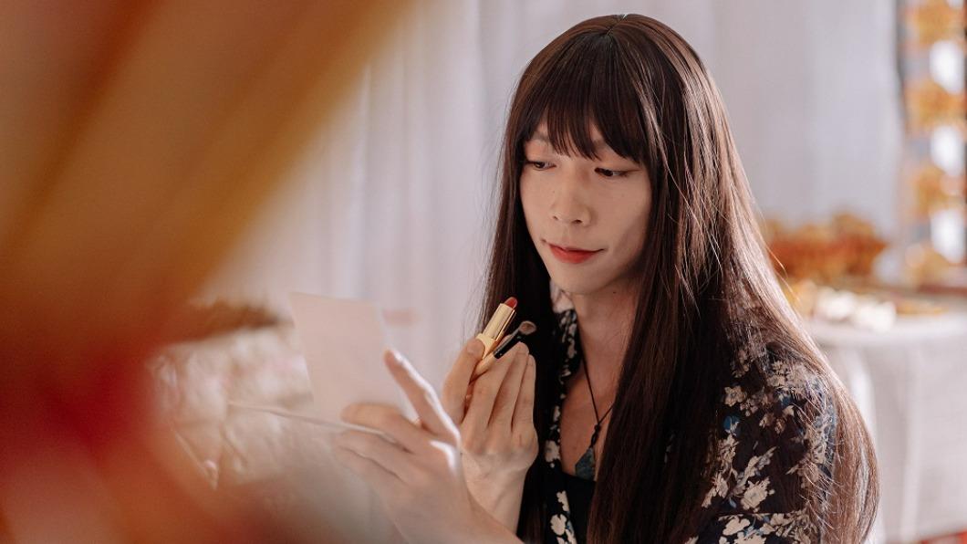王可元女裝演出的《阿媽》。(圖/高雄電影節提供)