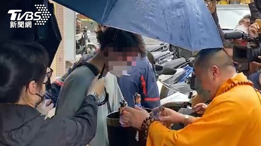 忍淚踏進租屋處招魂 馬國女大生弟捧牌位輕喚:回家了