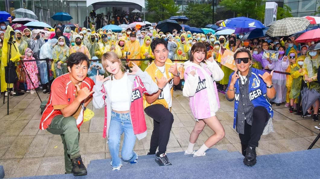 《飢餓遊戲》主持群孫協志（左起）、蔡黃汝、許孟哲、峮峮、王仁甫出席見面會。（圖／中視提供）
