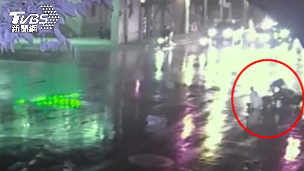 男子於板橋警分局前路口未依規定兩段式左轉,撞擊直行騎士。(圖/TVBS)
