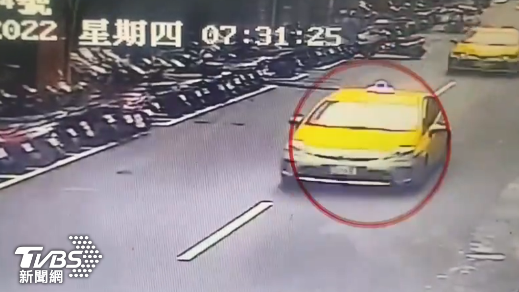 沈男開著偷來的計程車逃逸。(圖/TVBS)