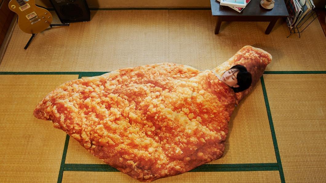 作夢都餓!摩斯推巨大炸雞睡袋 「只抽不賣」加碼骨頭枕