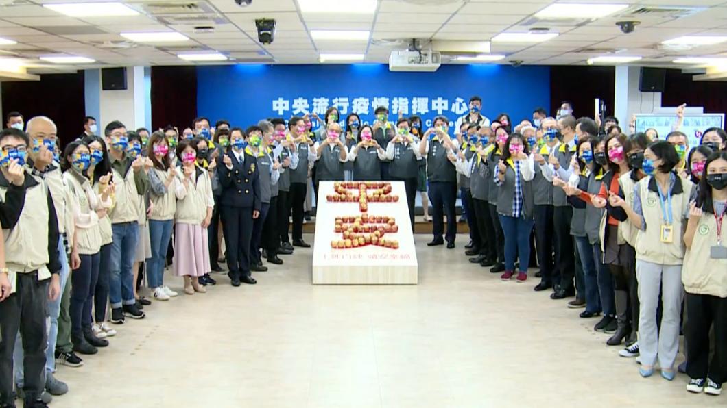 蔡英文與防疫人員一同合影。(圖/翻攝自蔡英文臉書)