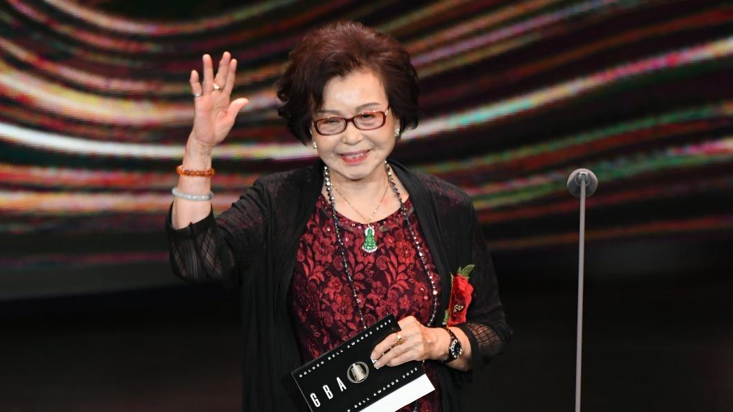 86歲「國寶歌后」紀露霞踩高跟登金鐘 中氣十足告白:我是廣播劇迷