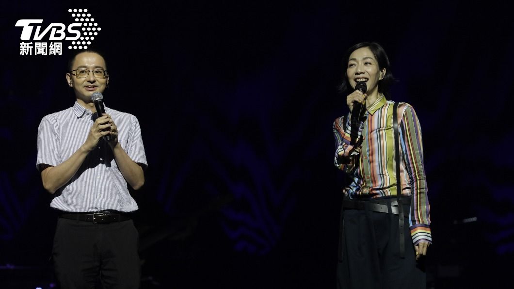 疾管署副署長羅一鈞（左）與偶像萬芳同台合唱。（圖／吳志偉攝）