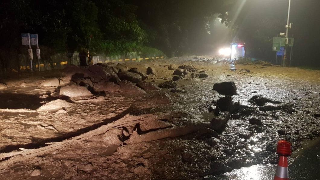 陽明山區部分道路及步道陸續有坍方、土石流。(圖/翻攝自陽明山國家公園臉書)