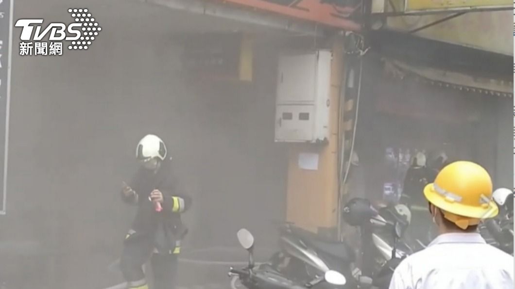 北市南港鵝肉店起火!濃煙瀰漫騎樓 警消急救援