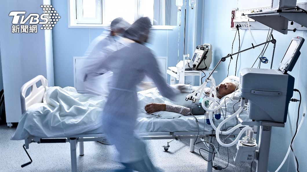 醫護人員為布萊克施行搶救。（示意圖／shutterstock 達志影像）
