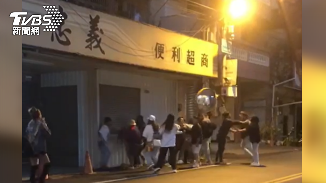 不爽嘔吐物噴到愛車!一言不合就全武行 6男當街打群架