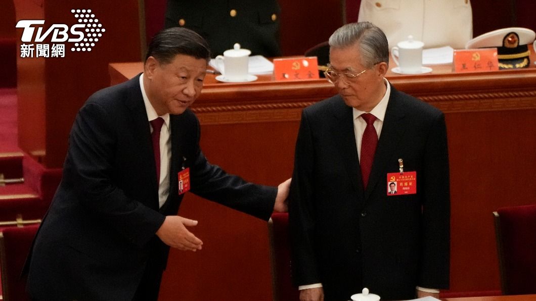 中共20大/胡錦濤滿頭白髮靠人攙扶 江澤民、朱鎔基未露面