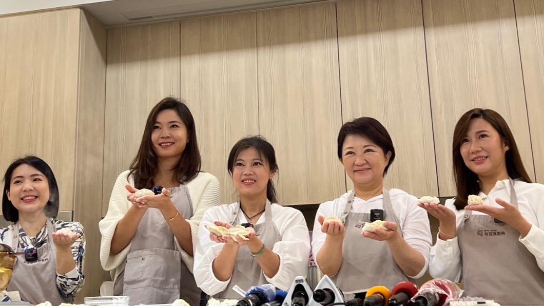 盧秀燕合體北市議員包水餃 被問拚2024稱「想太多」