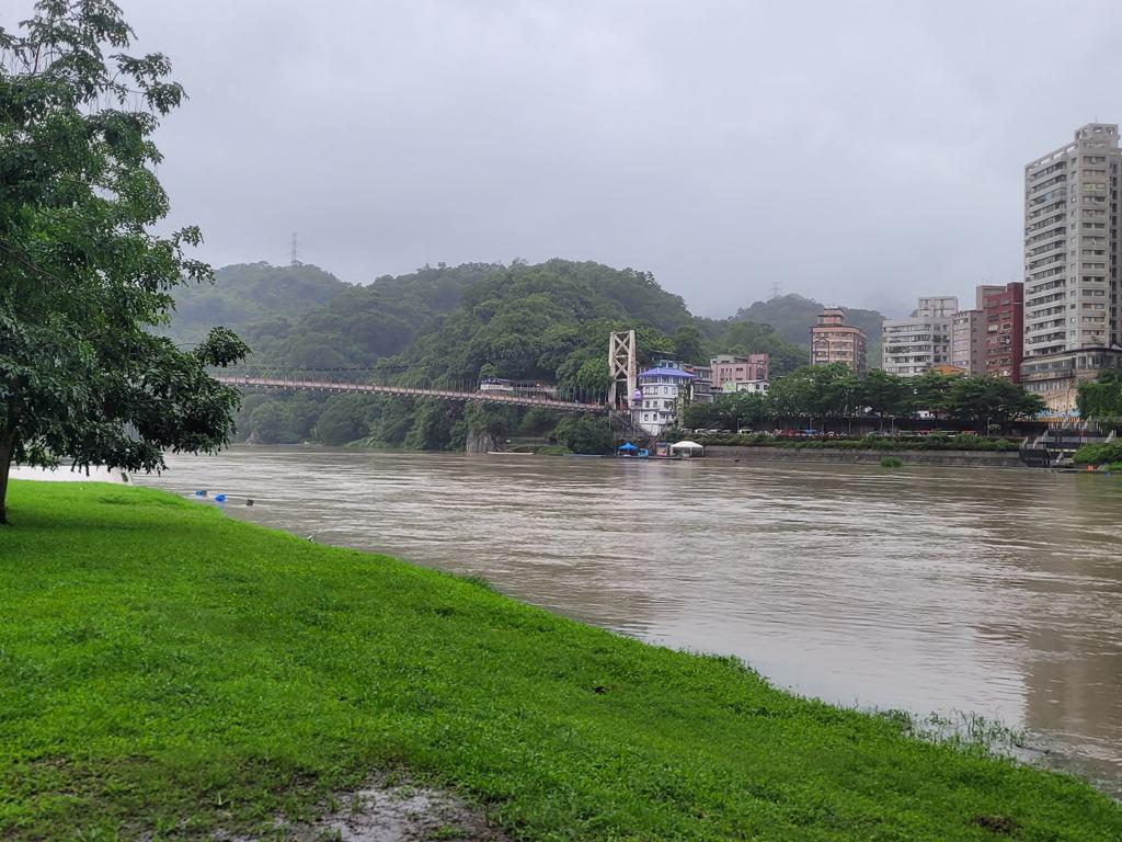 碧潭淹水。(圖/翻攝自「我們是新店人!! 好山好水,就是愛新店」)