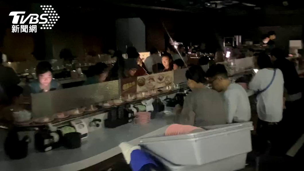 摸黑吃飯、逛街!內湖家樂福跳電 肇因又是台電饋線跳脫