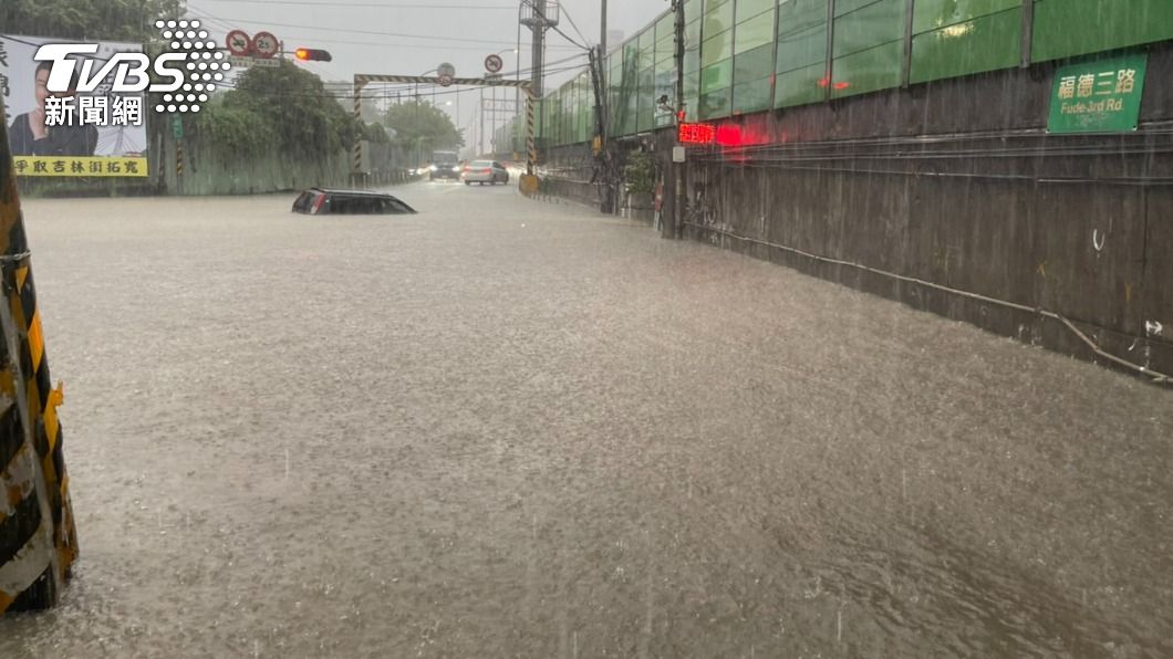 汐止道路嚴重積水。(圖/TVBS)