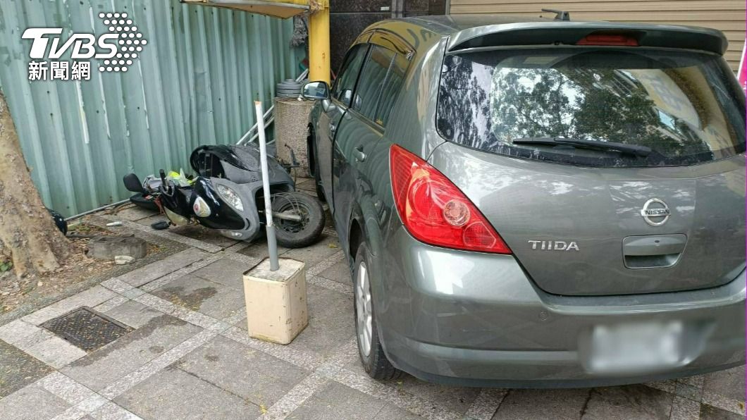 角度沒抓準!女開車左轉撞輕軌號誌暴衝 義交嚇壞拔腿狂奔