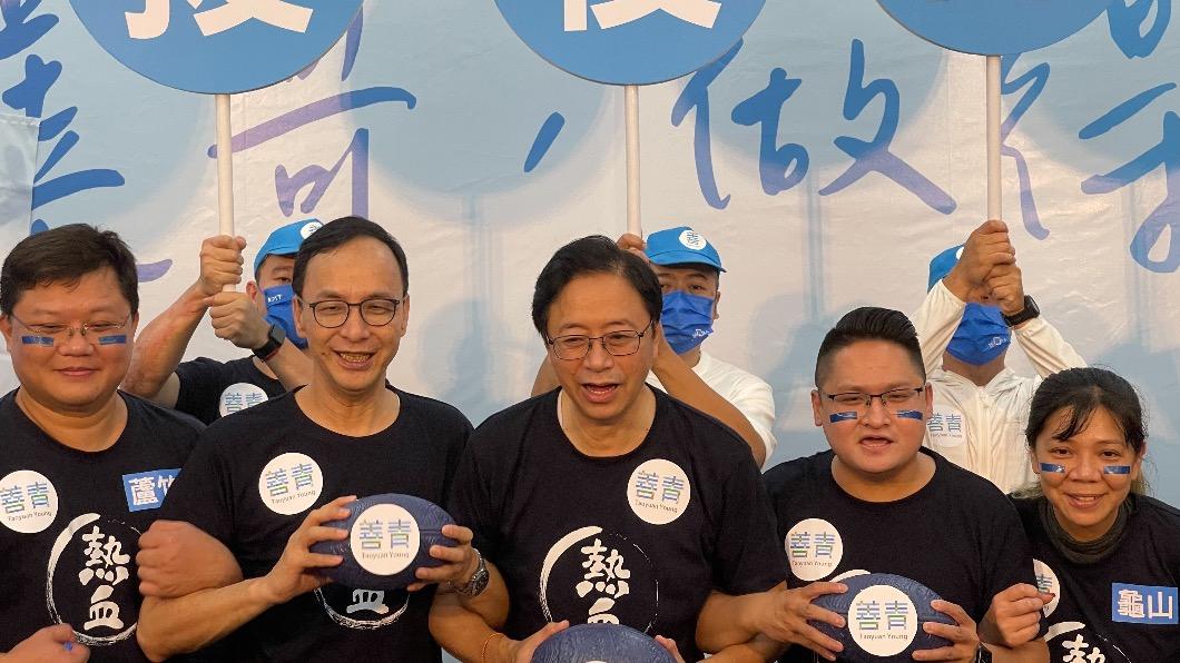 國民黨主席朱立倫(左)、桃園市長候選人張善政。(圖/國民黨提供)