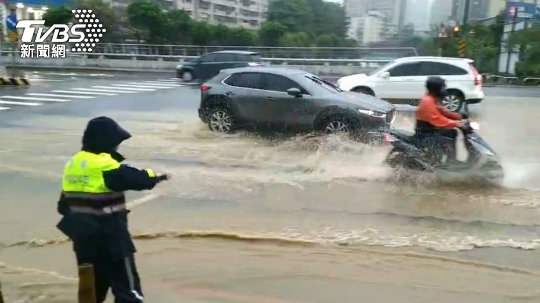 汐止道路積水。（圖／TVBS）