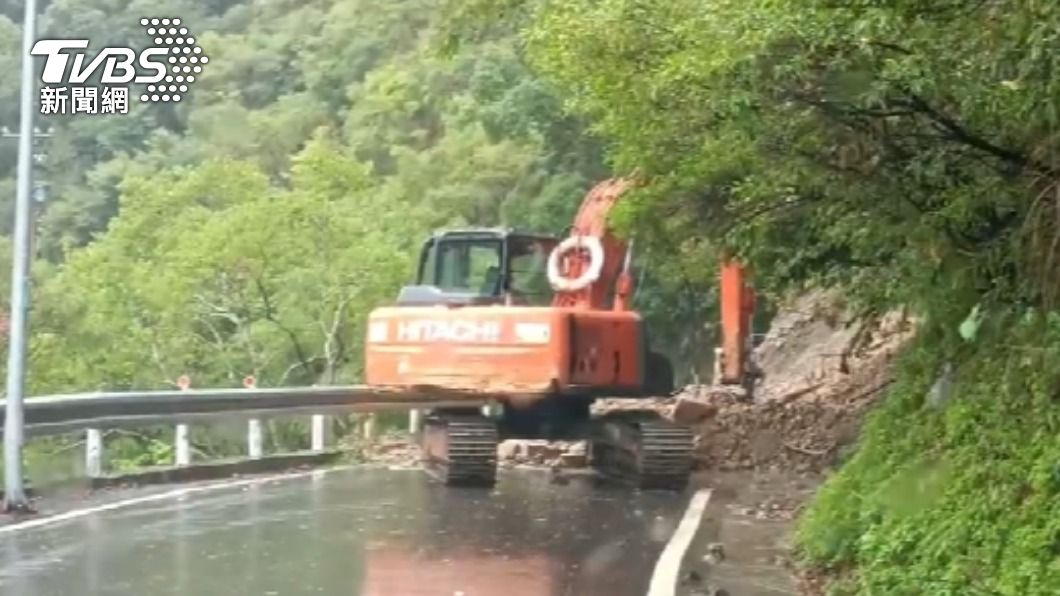 桃園下巴陵往爺亨道路約200百公尺處坍方。(圖/TVBS)
