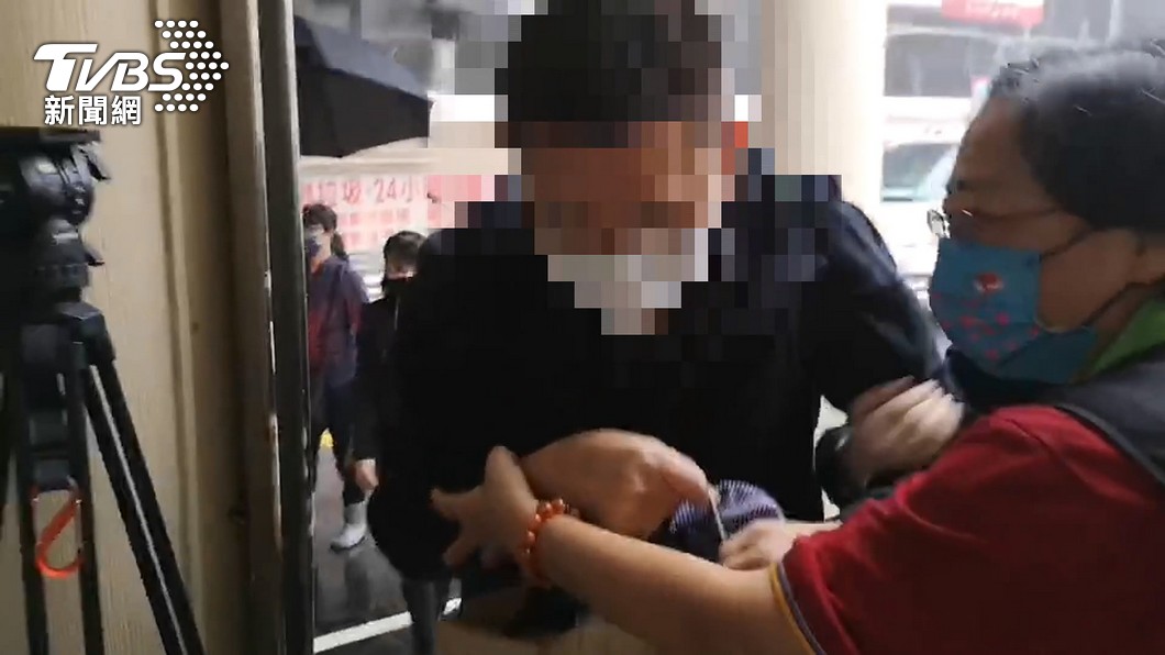 蔡女父母來台處理愛女後事,好幾度哭癱。(圖/TVBS)